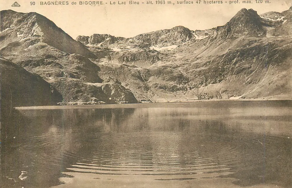 Bagnères-de-Bigorre - O Lago Azul — alt. 1963 m., superfície 47 hectares - prof. max. 120 m. - Frente