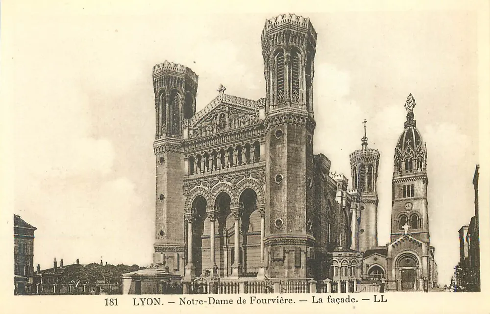 LYON. — Nossa Senhora de Fourvière. — A fachada. — LL — 181 - Frente