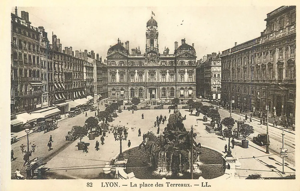 LYON — A place des Terreaux — LL. n°82 - Frente