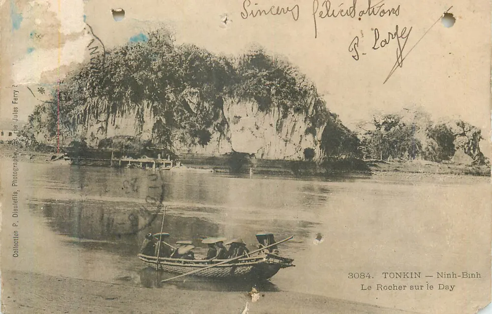 Le Rocher sur le Day — Tonkin — Ninh-Binh — Photographie P. Dieuufils, Collection Jules Ferry, n° 3084 - Recto