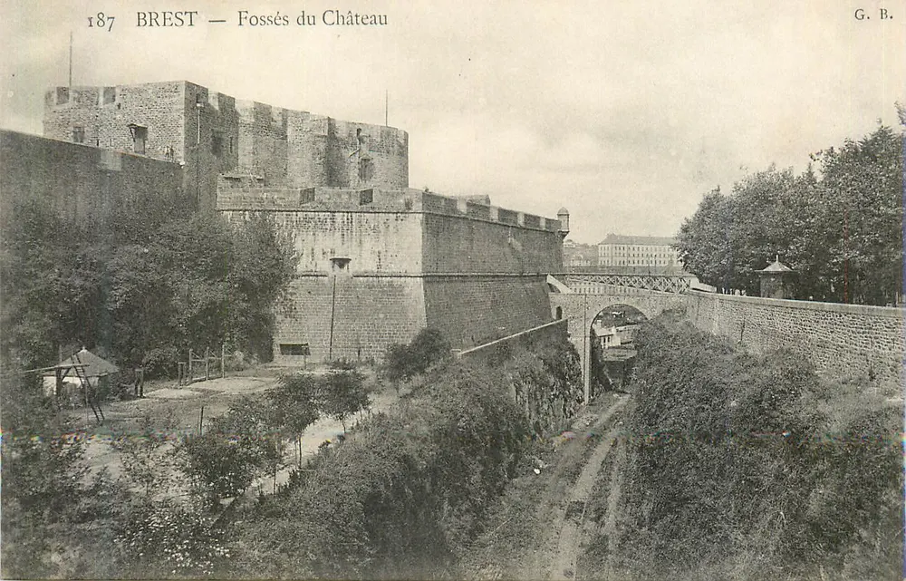 BREST — Fossés du Château — G. B. - Awers