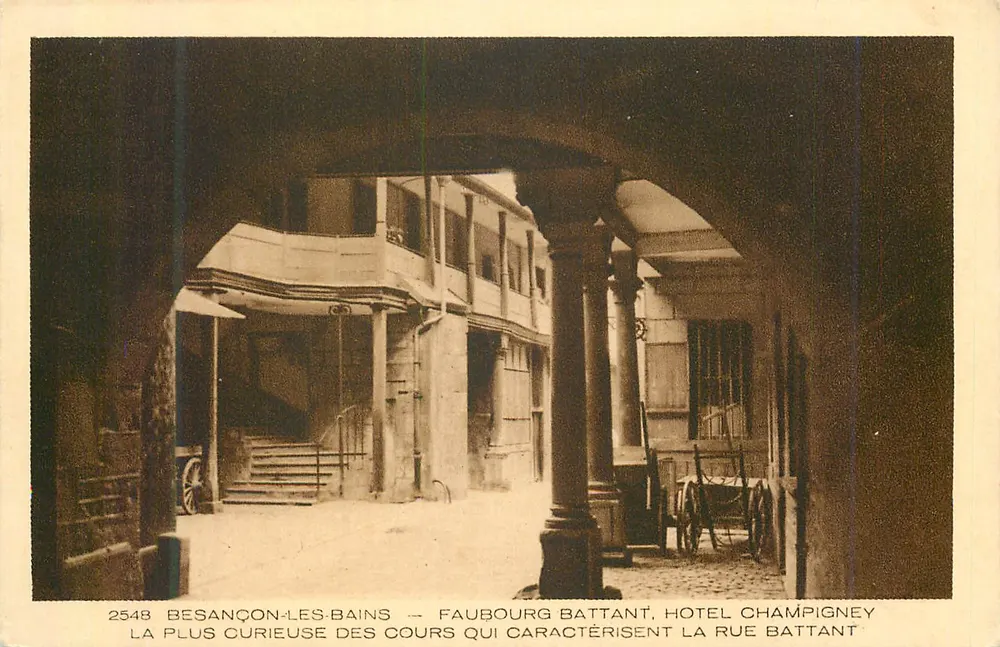 Besançon-les-Bains — Faubourg Battant, Hôtel Champigney — La plus curieuse des cours qui caractérisent la rue Battant - Recto