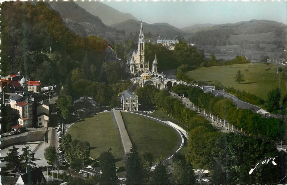 Lourdes — O domo da Basílica Pie X, a Basílica e o túmulo — Ed. JOVE Pau (B.P.) n°555 - Frente