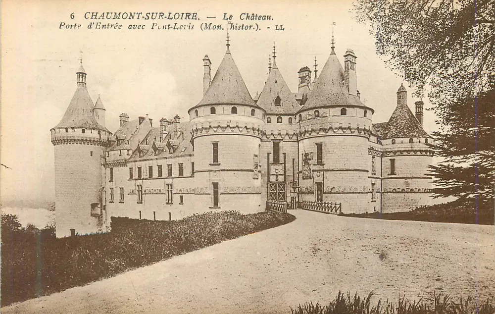 Chaumont-sur-Loire — Das Schloss. Eingangstor mit Zugbrücke (Denkmal) — LL - Vorderseite