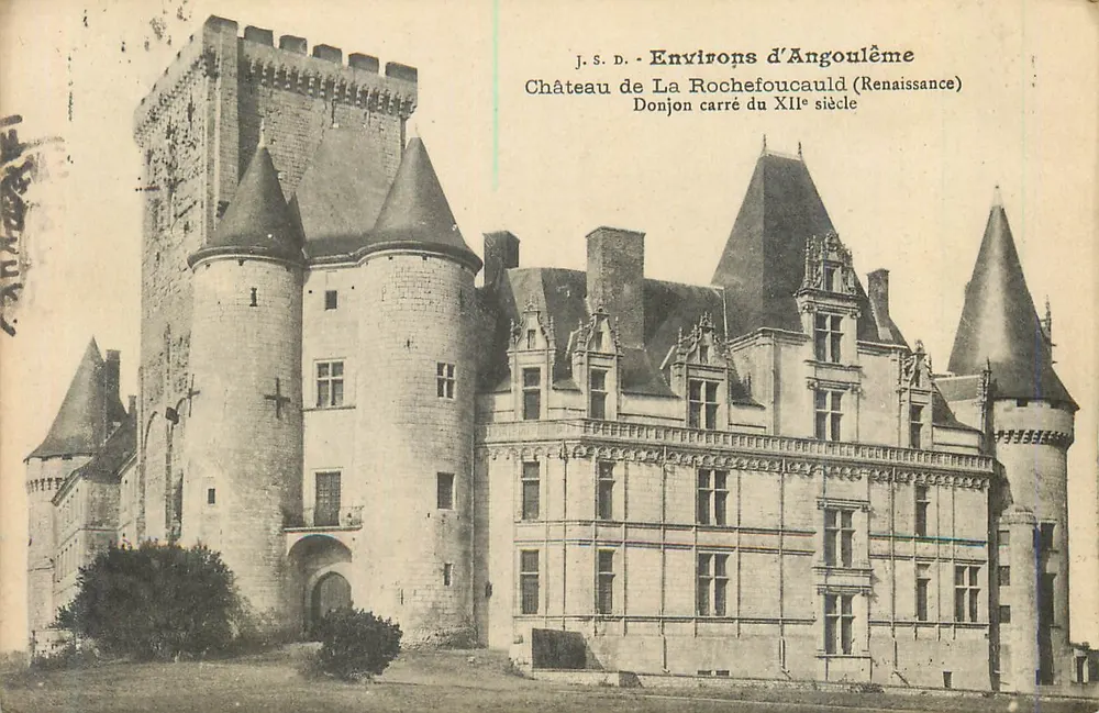 Castelo de La Rochefoucauld — Torre quadrada do século XII — J.S.D. Environ d'Angoulême - Frente