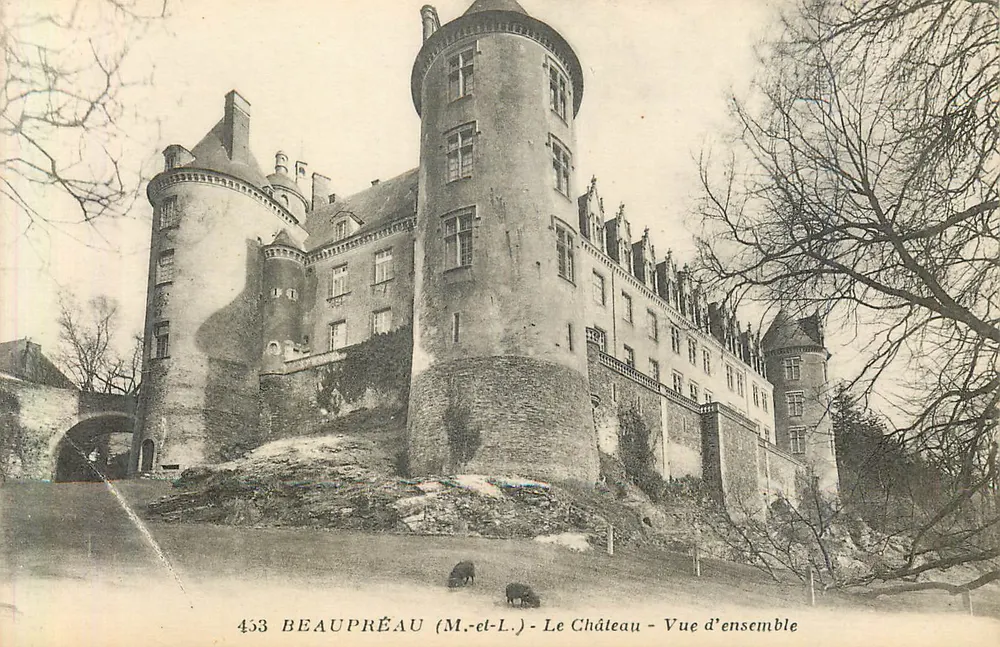 Beaupréau (M.-el-L.) — O Castelo — Vista geral — Livraria Deschamps - Frente