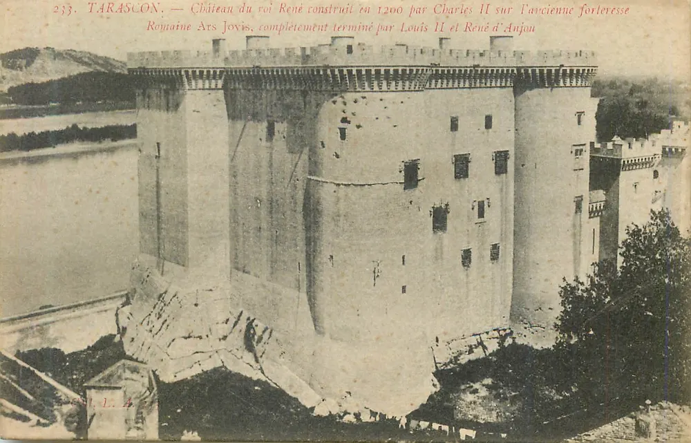 Tarascon — Castelo do rei René construído em 1200 por Carlos II sobre a antiga fortaleza militar Ars Jovis, totalmente concluído por Luís II e René d'Anjou — editor L. L. A. 233 - Frente