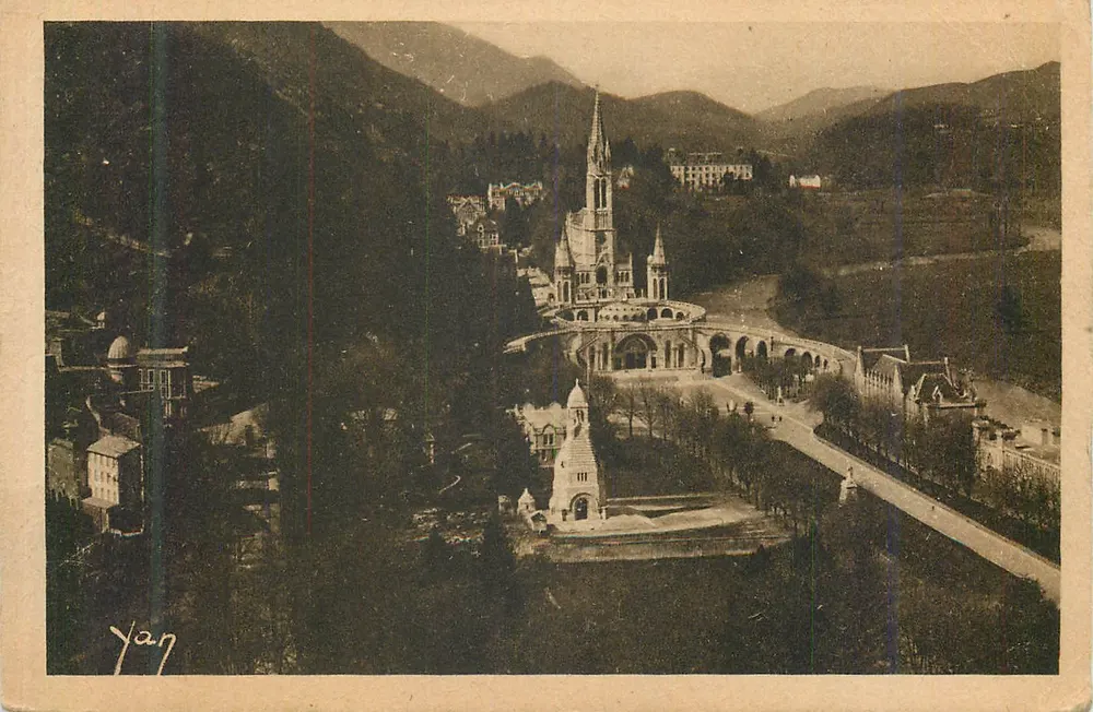 Lourdes — Vue du Château-Fort et de la Basilique — Édition E. Quinault - Recto