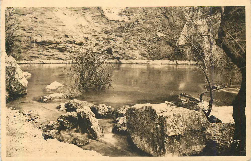 Fonte de Vaucluse — Nascer da fonte e rochas conglomeradas — Edições Art Yvon - Frente