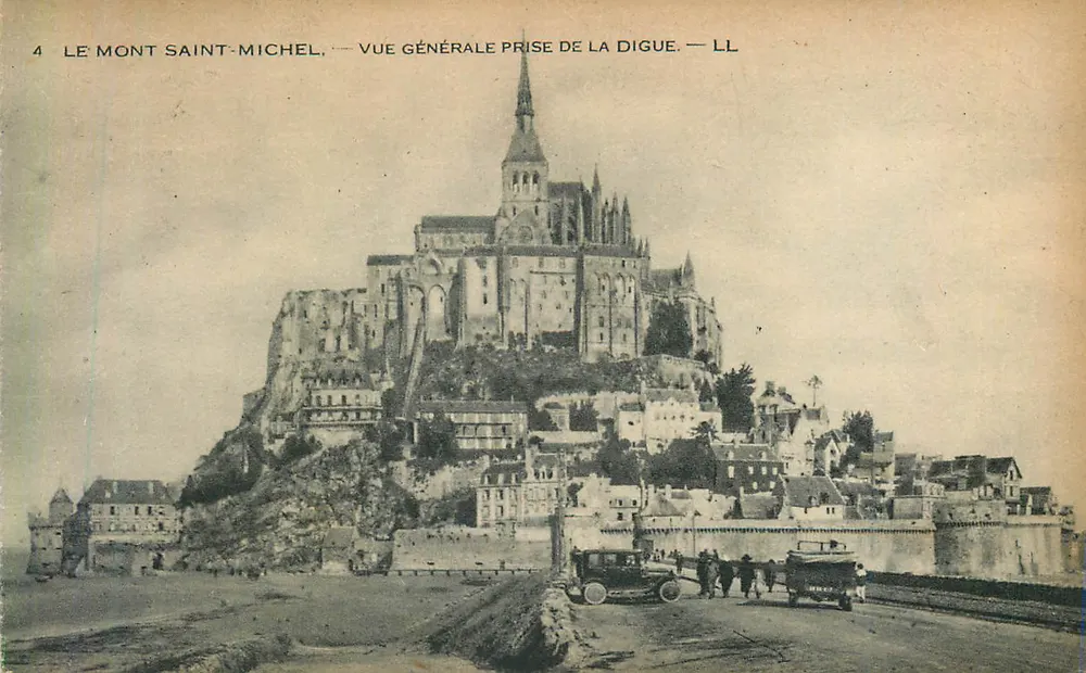 Le Mont Saint-Michel — Vue générale prise de la digue — LL - Recto
