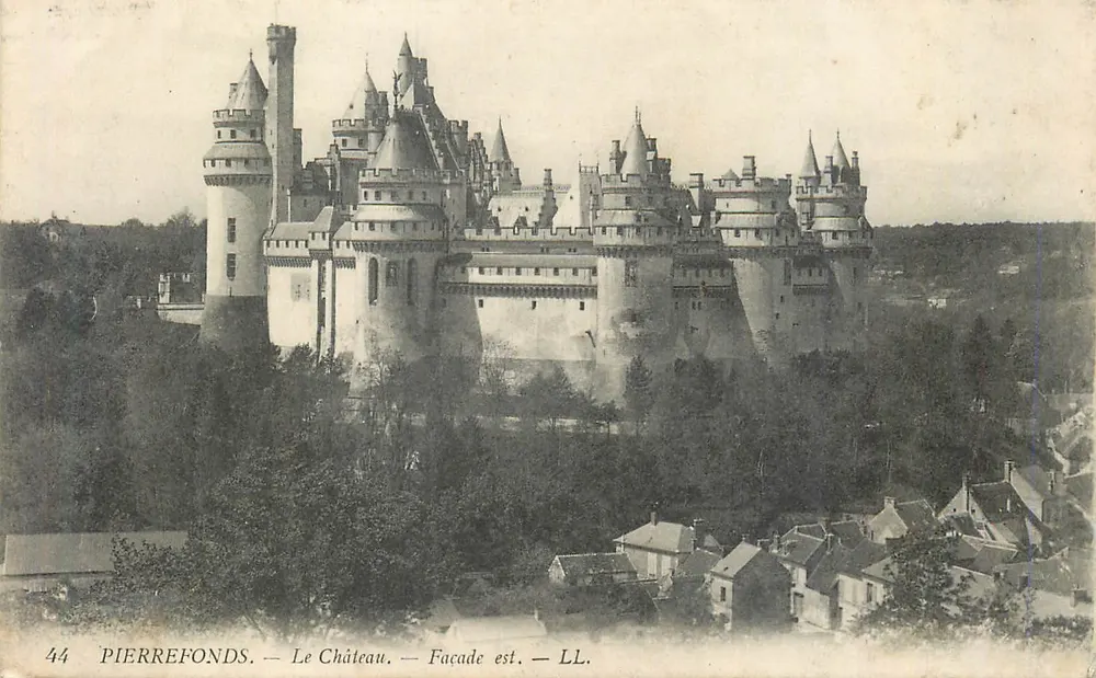 PierreFonds — Zamek — Front fasady wschodniej — LL. - Awers