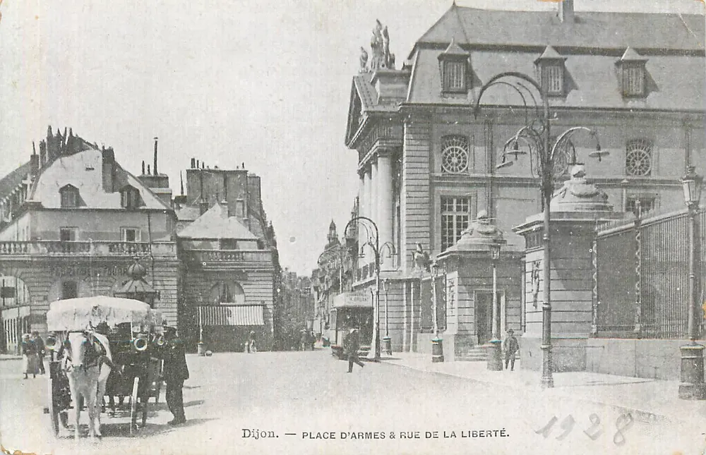 Dijon — Place d'Armes & Rue de la Liberté — 1928 - Frente
