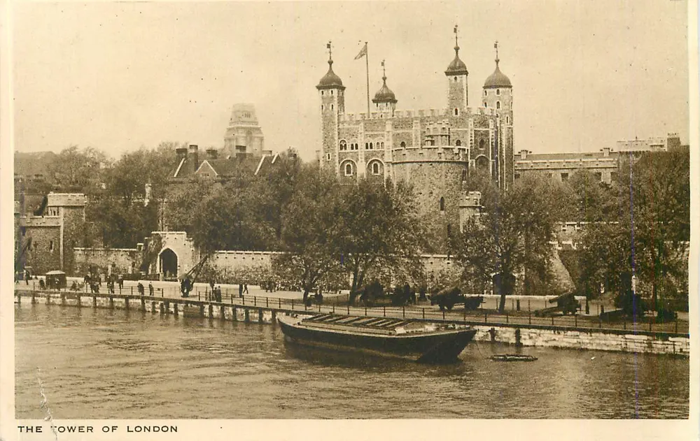 La Tour de Londres — vue du fleuve — carte postale britannique - Recto