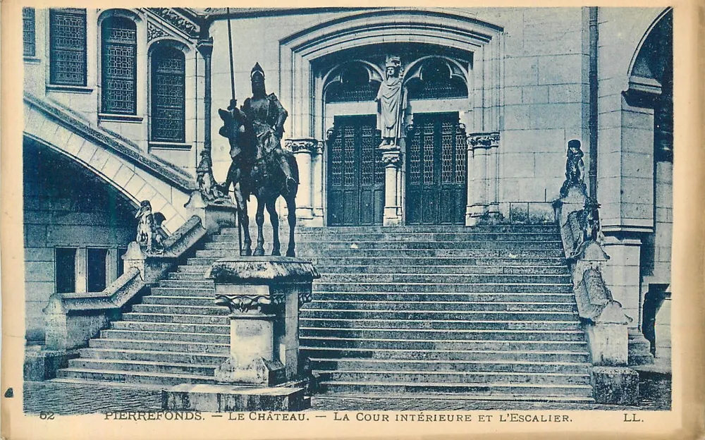 Pierrefonds — Le Château — La Cour Intérieure et L'Escalier — LL. - Recto