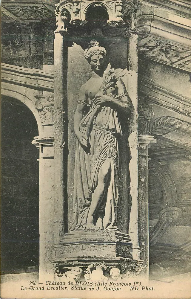 Château de Blois — Le Grand Escalier — Statue de J. Goujon (Aile François Ier) — ND Phot. - Recto