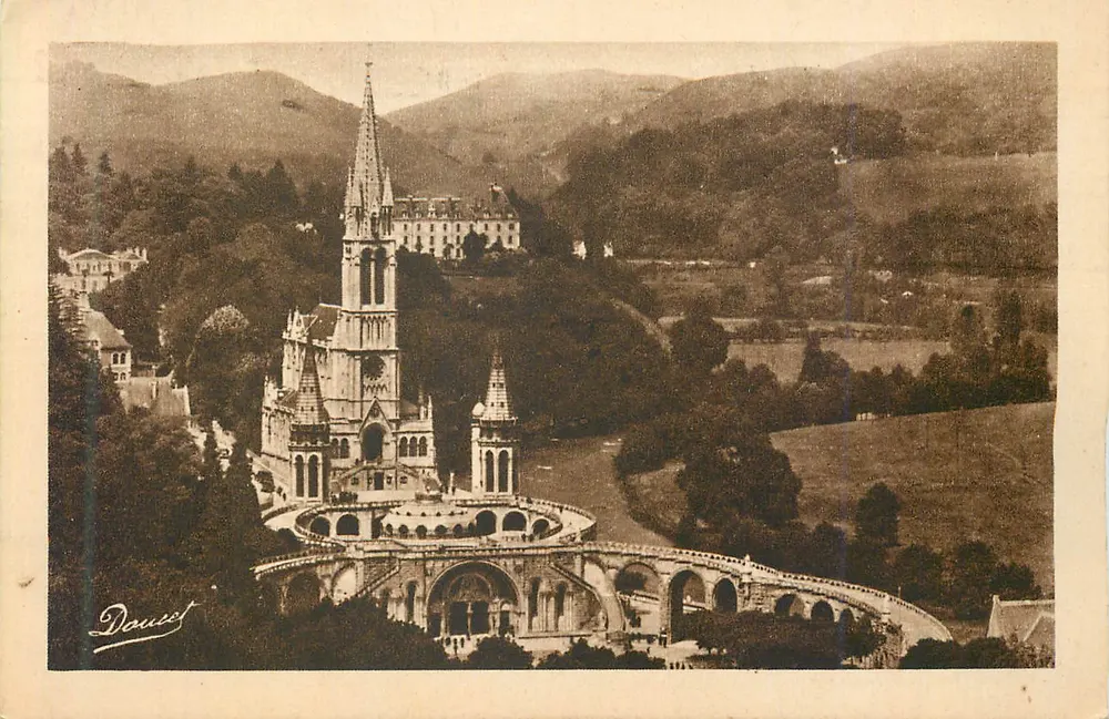 A Basílica vista de frente — Lourdes — Editor: Edit. do Palácio do Rosário - Frente