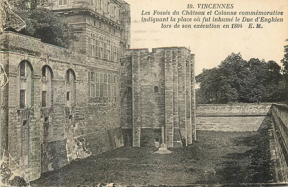 Vincennes — Die Gräben des Schlosses und Gedenkstein, der den Ort markiert, an dem der Herzog von Enghien 1804 bestattet wurde — E.M. - Vorderseite