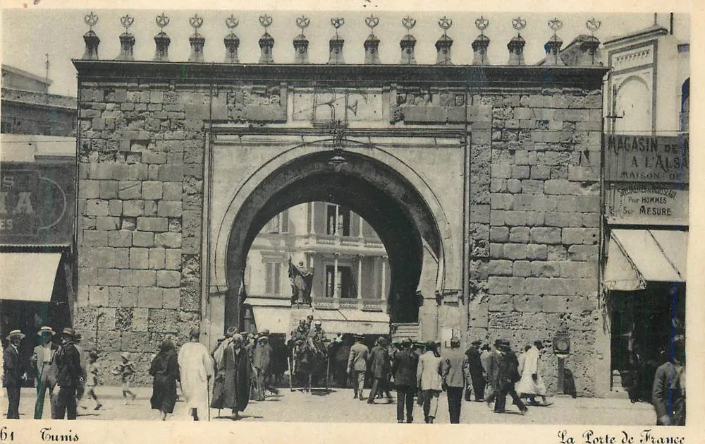 La Porte de France — porte fortifiée en pierre avec drapeau — éditeur Cie des Arts Photomécaniques, n°64 - Recto