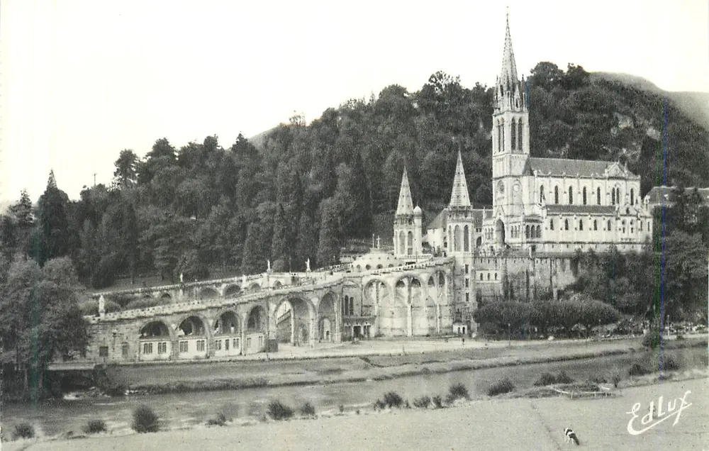 Lourdes — A Basílica — Vista geral — Edição P. Doucet, 8, Place Peyramale - Frente