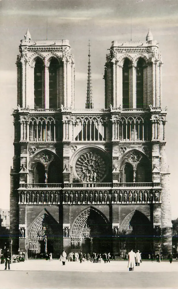 Notre-Dame de Paris — fachada gótica — Éditions Véritable - Frente