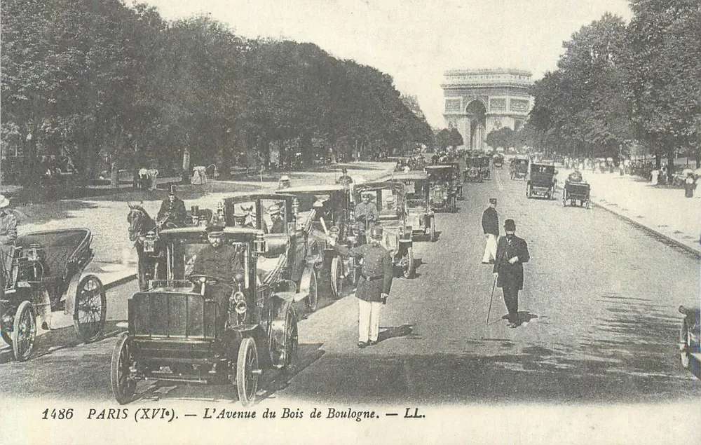 Paris (XVIe) — L'Avenue du Bois de Boulogne — LL. - Recto