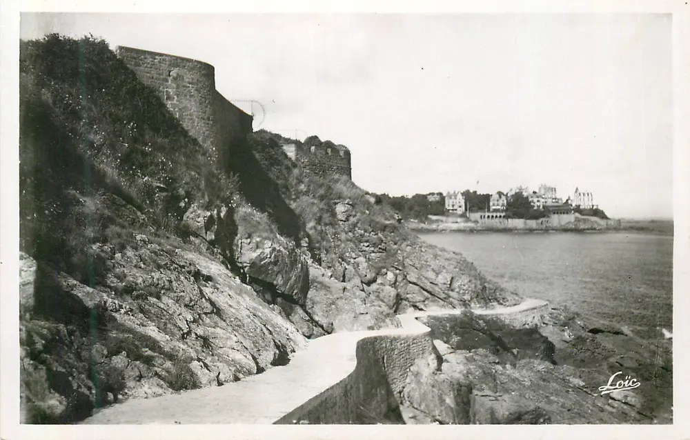Dinard - Promenade du Moulinet — Blick auf die Malouine — Édition MESNY, Rennes, n° 1069 - Vorderseite