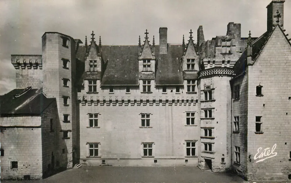 Castelo de Montsoreau — Cour intérieure — Éditions de Luxe 'Estel' n°6756 - Frente