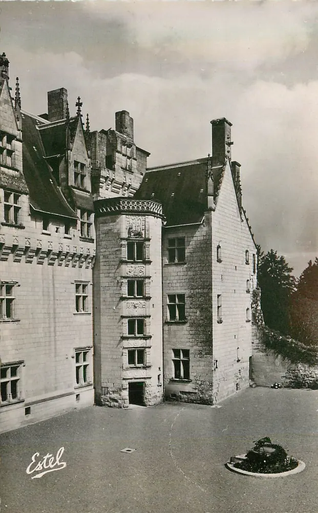 Schloss Montsoreau — Innenhof und Renaissance-Treppe — Éditions de Luxe Estel, n°6752 - Vorderseite