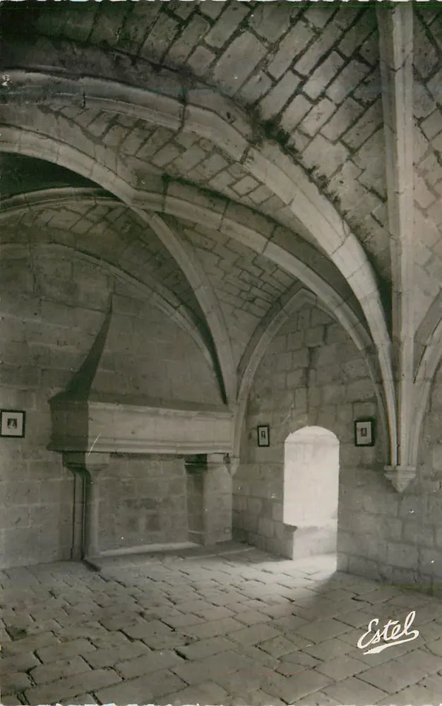 Château de Montsoreau — Salle voûtée du donjon — Éditeur Estel, n° 6758 - Recto