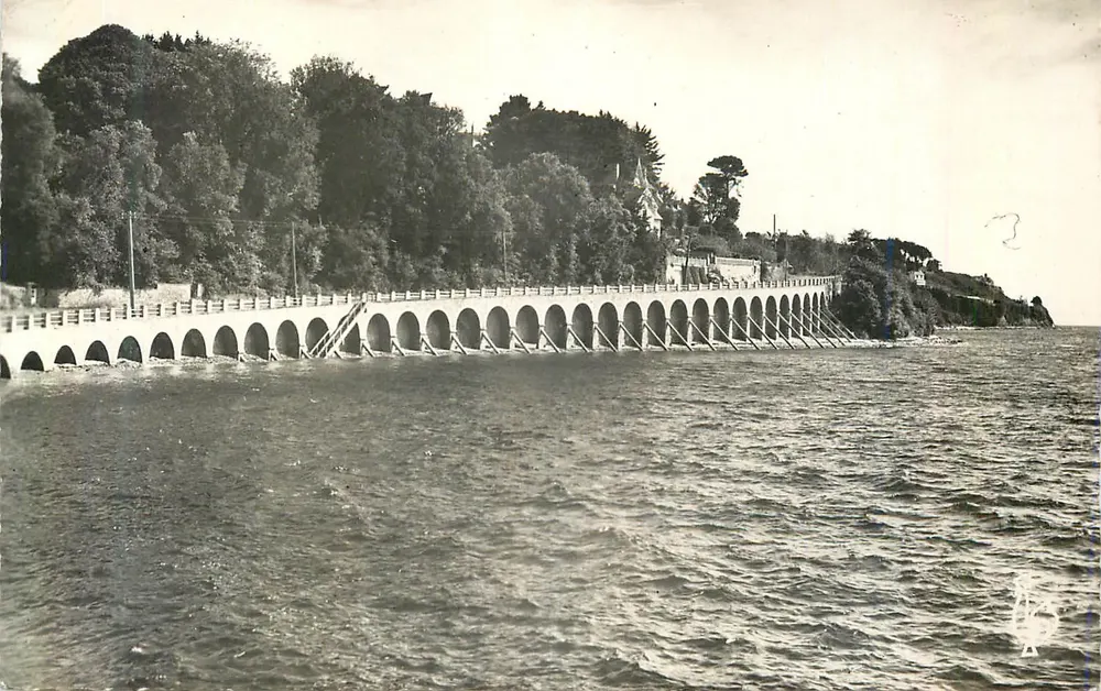 Perros-Guirec (C.-du-N.) — Route de la Corniche. Les Arcades — Tirages Modernes, Paris - Recto