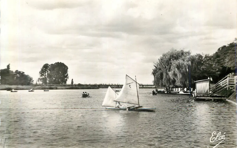 Vichy (Allier) — Les bords de l'Allier — Pédalos et Canotage — Éditeur Elcée - Recto
