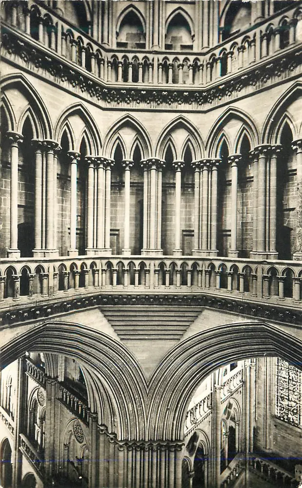 Interior da Torre Central — Catedral de Coutances — Ed. G. Lemesle, n°70 - Frente