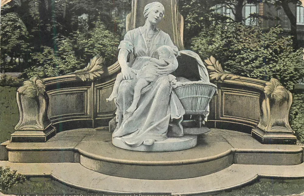 Fonte da Mãe e da Criança — Jardim da Laranjeira — Monumento à Deusa da Maternidade — Editor L.V. & Cie - Frente
