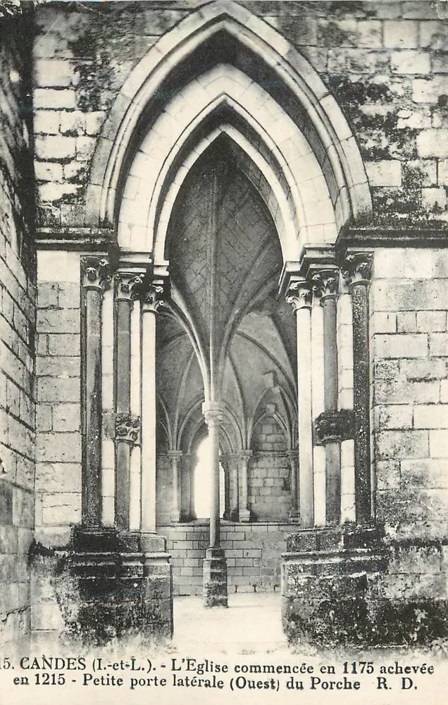 Candés (Indre-et-Loire) - Pequena porta lateral (Oeste) do portal da igreja gótica iniciada em 1175 e concluída em 1215 - R. D. - Frente