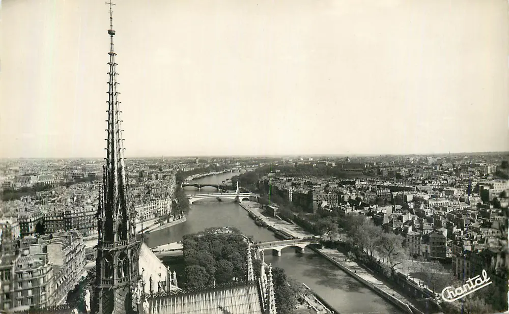 Vista de Paris — A Flecha da Catedral de Notre-Dame e a Sena — Edições Chantal - Frente