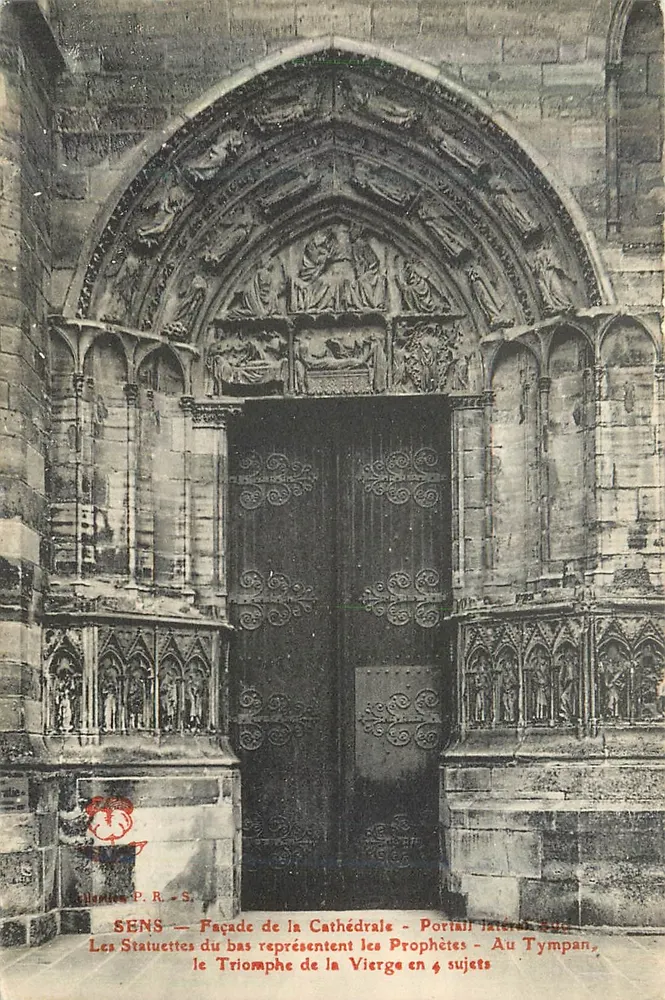 Sens — Facha da Catedral — Portal lateral direito. As estatuetas de baixo representam os Profetas. No tympano, o Triunfo da Virgem em 4 temas — Ilustrada P. R. S. - Frente