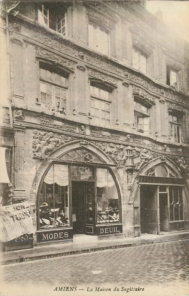 Amiens — La Maison du Sagilitaire — winkel van mode en rouw - Voorkant
