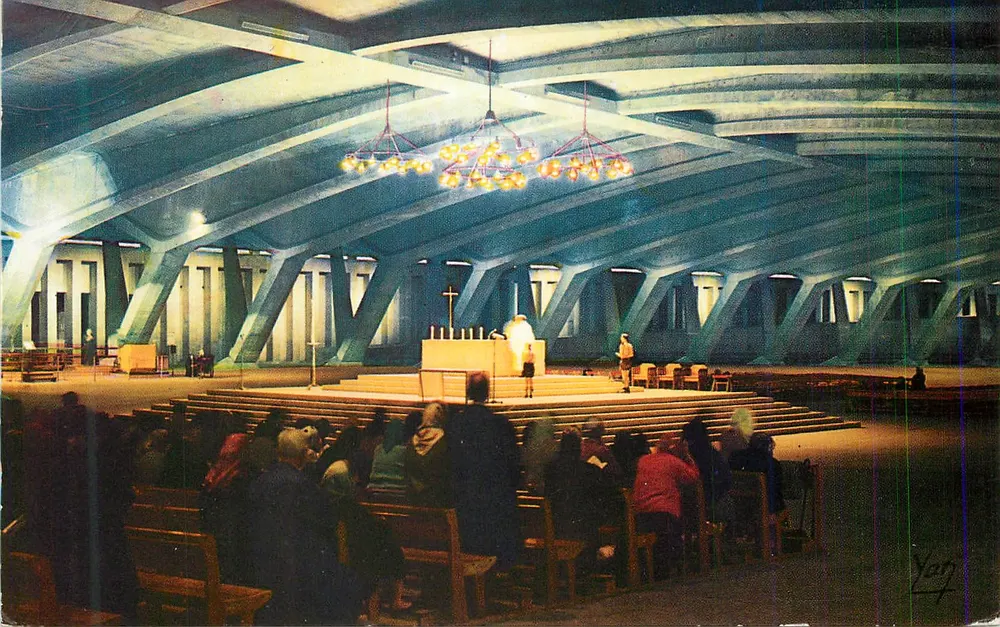A Basílica São Pio X — Celebração da Santa Missa — Lourdes - Frente