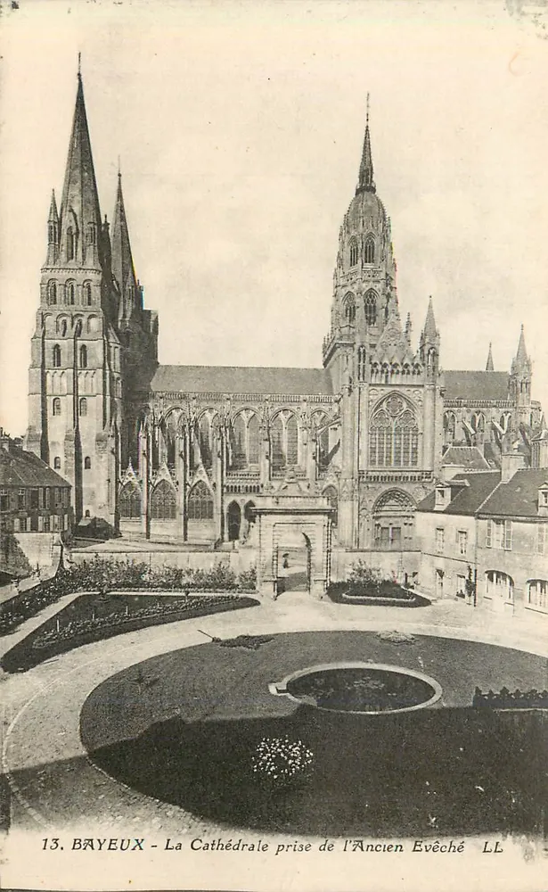 Bayeux - La Cathédrale prise de l'Ancien Evêché — LL - Recto