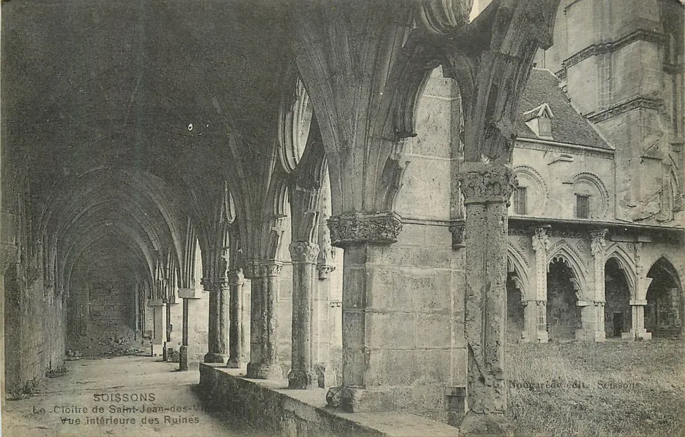 Soissons — O Claustro de Saint-Jean-des-Vignes — Vista interna das ruínas — Nougarède Édit. Soissons - Frente