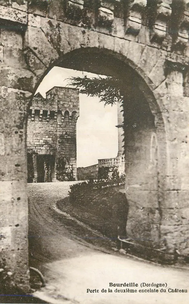 Bourdeille (Dordogne) — Porte de la deuxième enceinte du Château — Carte postale - Recto
