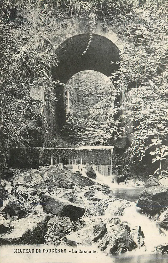 Castello di Fougères - La Cascata — Collezione del Syndicat d'initiative, scatto A D, n° 153 - Recto