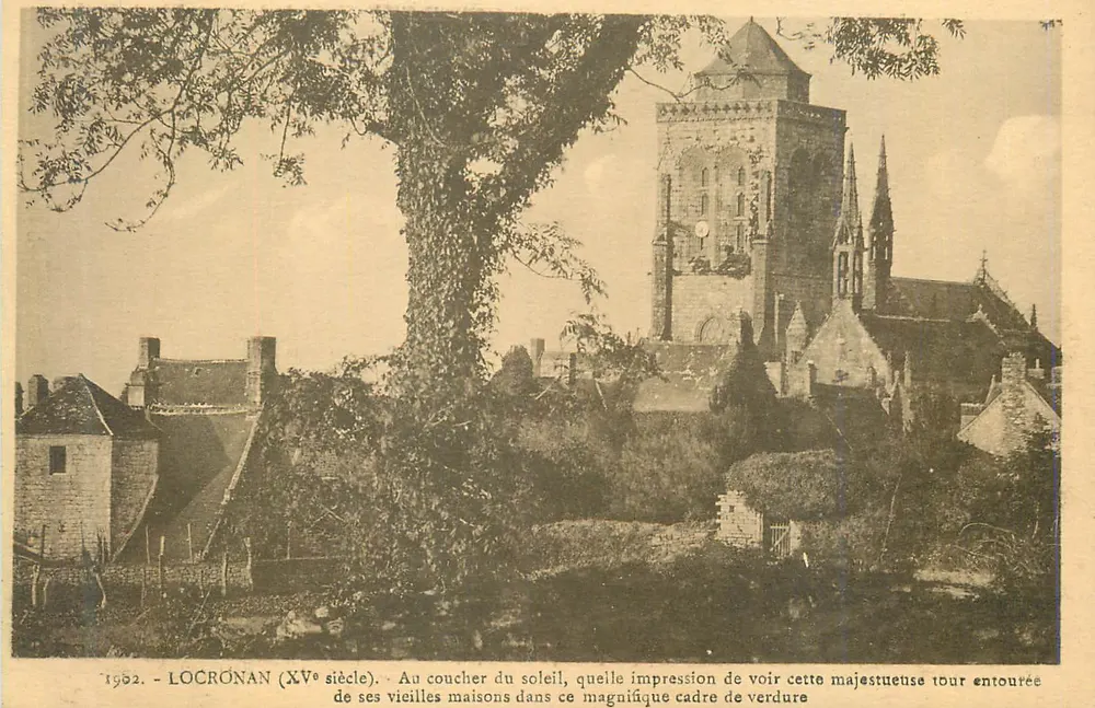 Locronan (siglo XV) — Torre majestuosa rodeada de viejas casas — Le Doaté, fot. Châteaunlin - Anverso