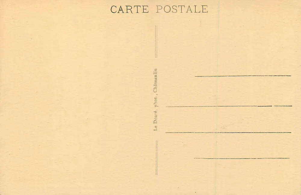 Locronan (siglo XV) — Torre majestuosa rodeada de viejas casas — Le Doaté, fot. Châteaunlin - Reverso