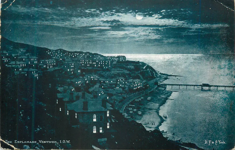 The Esplanade, Ventnor, I.O.W. — vue nocturne sous la lune — D.F. & York - Frente
