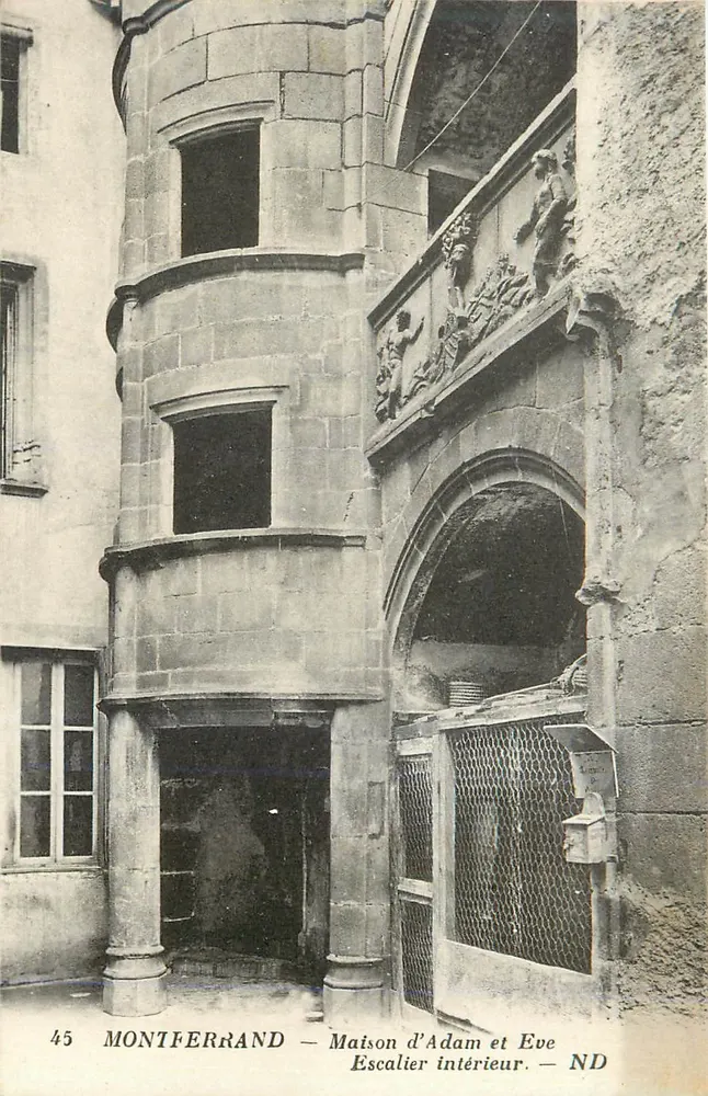 Montferrand — Maison d'Adam et Ève, escalier intérieur — ND - Recto
