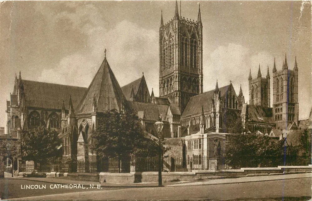 Lincoln Cathedral — Northeast View — Tuck's Post Card n°2181 - Front
