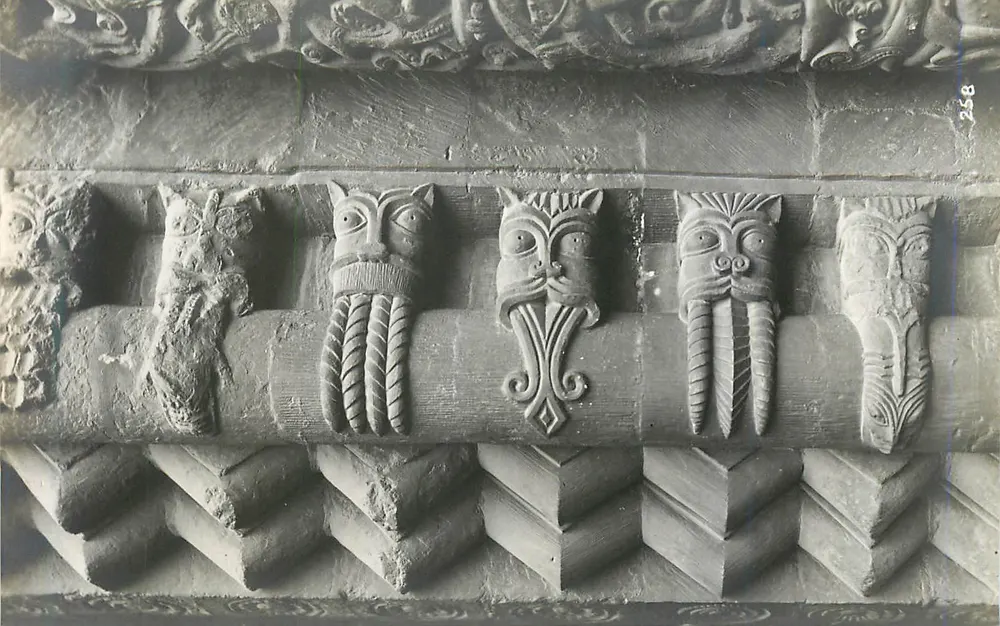 कैपिटेल्स स्कल्प्टेड — कैथेड्रल के विवरण — प्रकाशक F. & E. P. Melton, लिंकन, इंग्लैंड - आगे