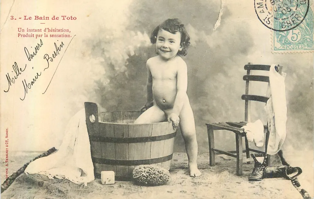 Le Bain de Toto — scène de bain avec enfant — Phototypie A. Berberet & Cie, Nancy, n°3 - Frente
