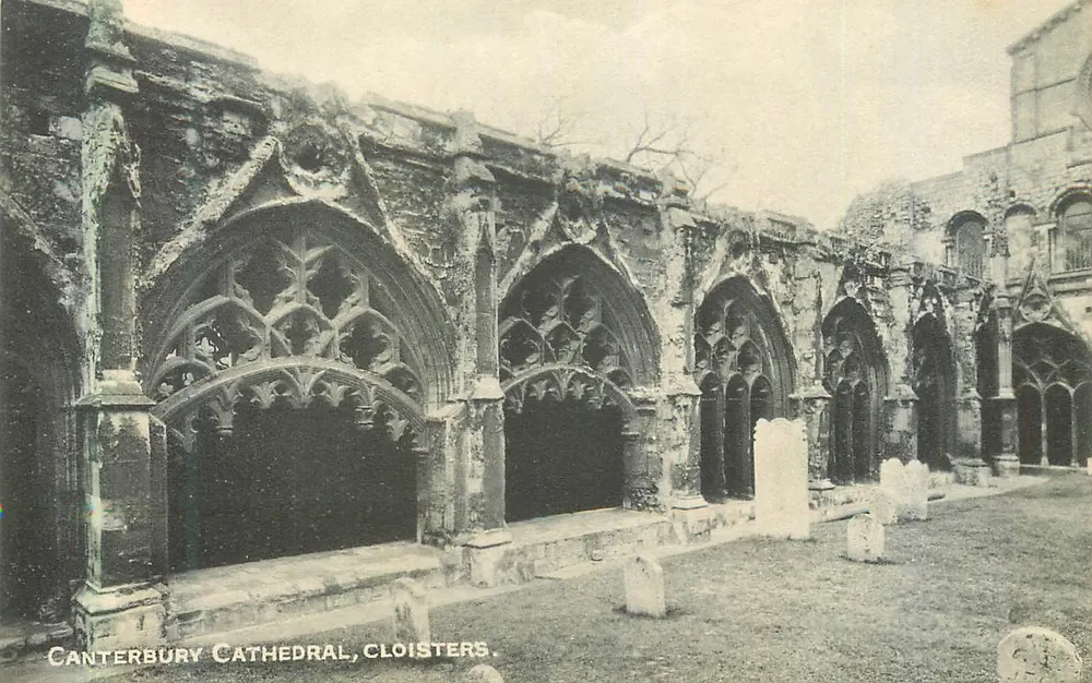 Canterbury Cathedral, Cloisters — uitzicht op gotische ruïnes — E. Crow & Son, Canterbury - Voorkant